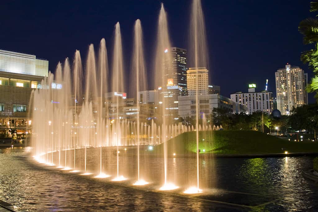 Cosas que hacer en Kuala Lumpur: Parque KLCC de noche con fuente